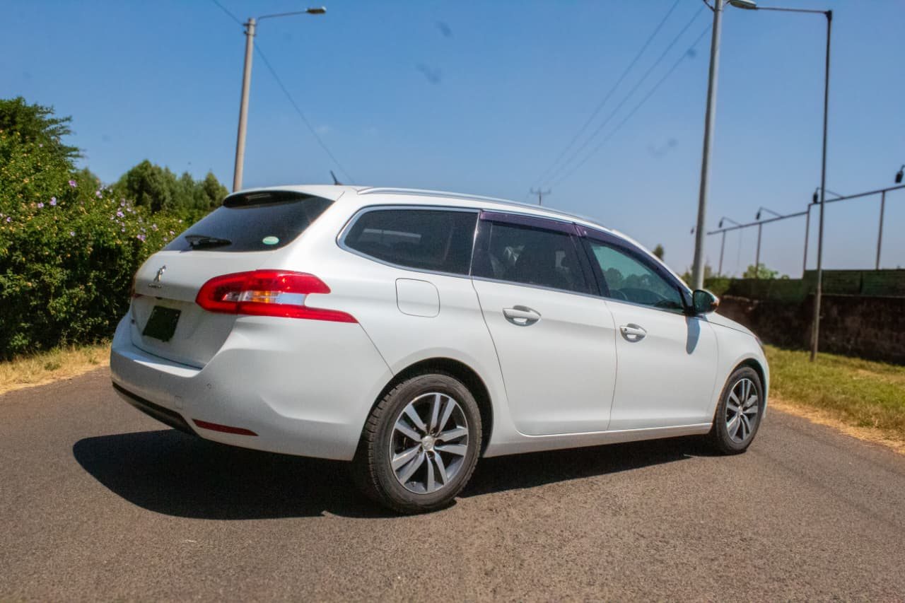 Vehicle photo thumbnail 12